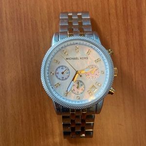 michael kors watch. please message me for size details. i DO NOT have extra link